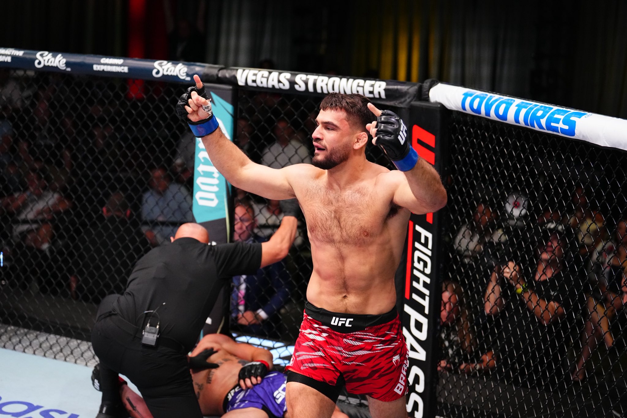 Ramiz Brahimaj’s Guillotine Choke Stuns at UFC Vegas 107